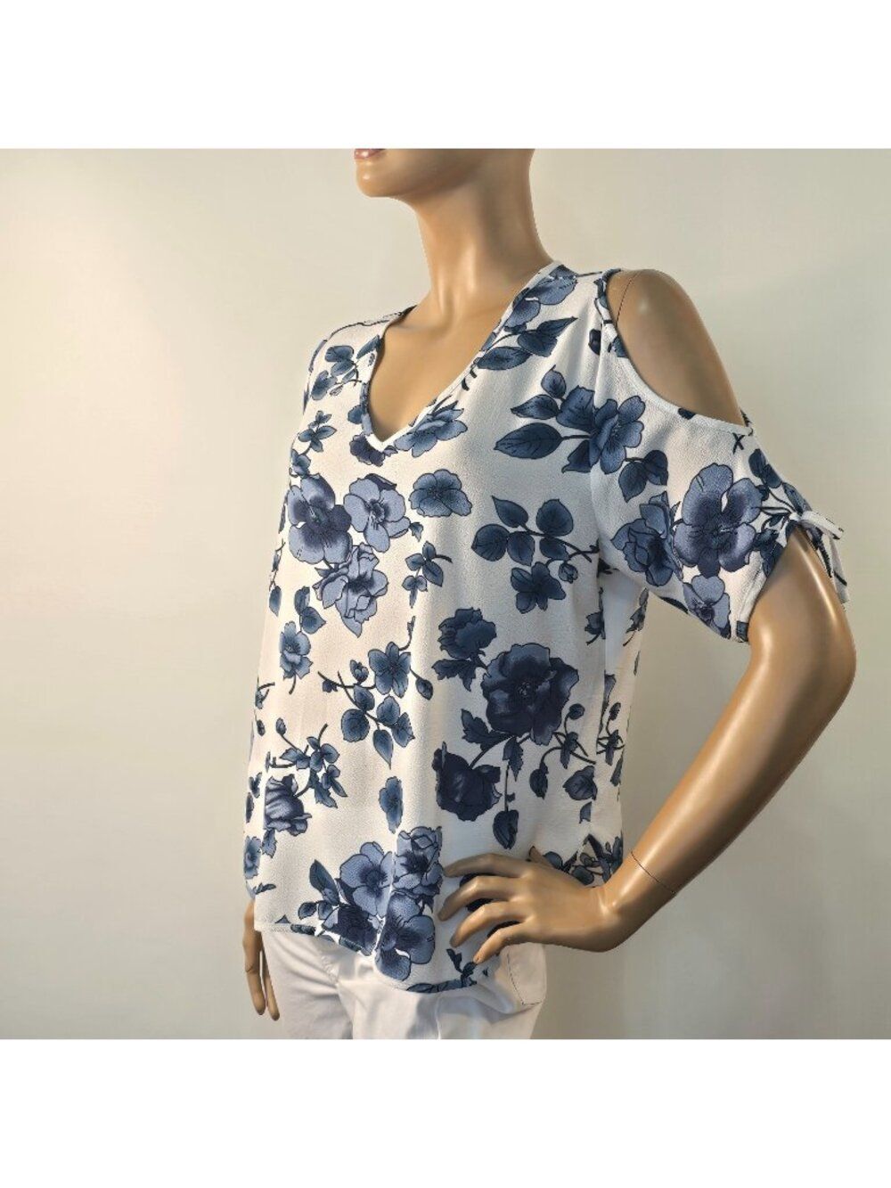 Milano Cold Shoulder Blouse White Blue Floral Top V Neck Size Large